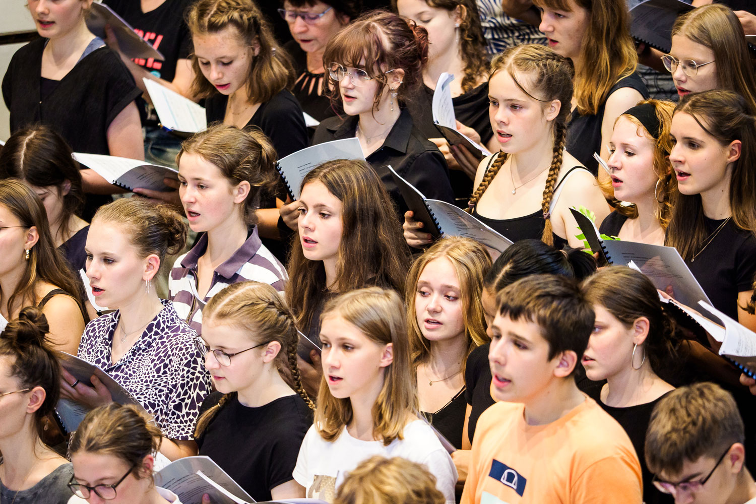 Blick in einen Chor mit vielen jungen Menschen